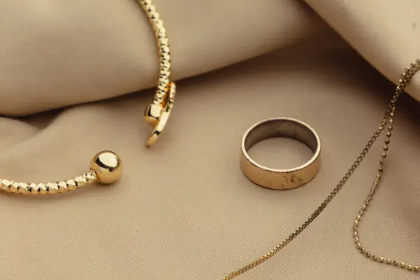 Como Limpar Ouro: Dicas Práticas para Manter o Brilho das Suas Joias.